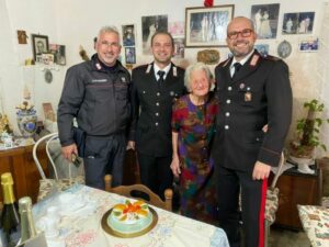 A Favignana i carabinieri festeggiano i 102 anni di zia Rosina