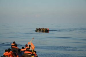 Lampedusa, notte di sbarchi. 900 migranti all’hotspot