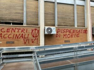 Raid vandalico al Policlinico di Palermo, scritte No Vax sui muri