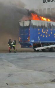 Incendio su rimorchio al porto di Catania, Vigili del fuoco sul posto