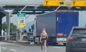 ragazza nuda autostrada video