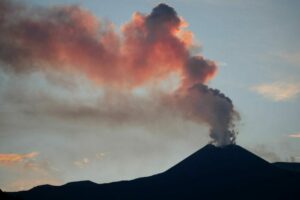 Si è esaurita la fontana di lava sull’Etna, riapre l’aeroporto di Catania