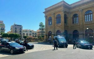 Tentano estorsione dopo furto del telefonino a una turista, 2 arresti a Palermo