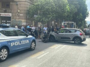 Spettacolare incidente stradale a Palermo, ferito motociclista