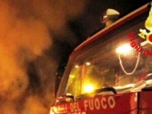 un mezzo dei vigili del fuoco in azione