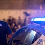 Momenti di panico ad Adrano: uomo barricato in casa lancia oggetti in strada, poliziotti feriti