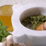 Pesto alla trapanese, la ricetta DOC per farlo alla perfezione: in 5 minuti è pronto | I genovesi possono solo imparare