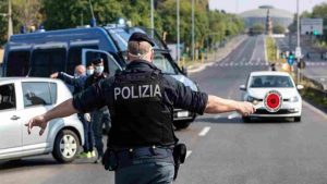 La polizia al posto di blocco - teleone.it