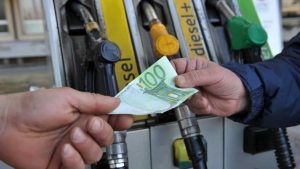 Pagamento pompa di benzina, Diesel (foto zazoom.it) - teleone.it