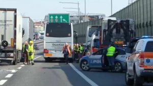 bus milano schianto contro tir